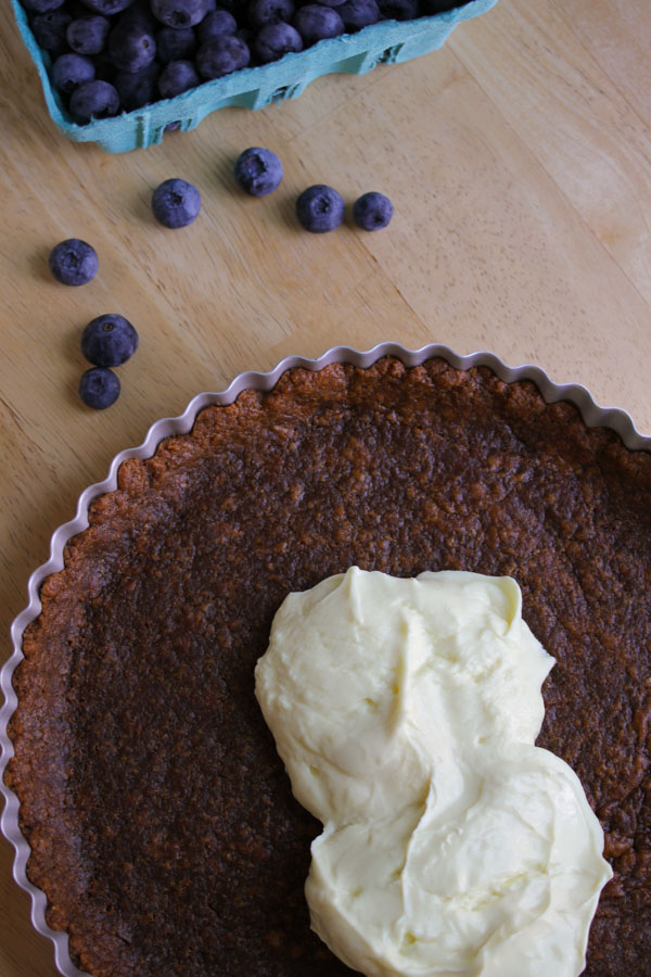blueberry banana gingersnap tart is perfect for the height of blueberry season! simple to make: blueberries, banana yogurt and a gingersnap crust.