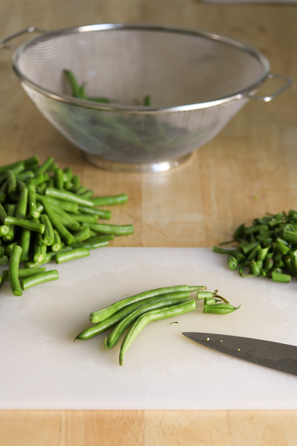 a delicious, quick, and healthy recipe for green beans with just 5 ingredients:  green beans, shallots, pecorino romano cheese, basil, and olive oil! simple to prepare but tastes very sophisticated.