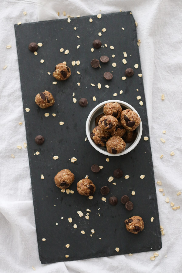 no-bake oat and almond butter energy balls have just 5 ingredients, are gluten free, and are quick to make. great snack or healthy dessert!