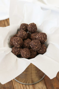 these fudgy mint chocolate energy balls are simple to make, with just 4 ingredients, and satisfy your sweet tooth. vegan and gluten free.