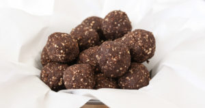 these fudgy mint chocolate energy balls are simple to make, with just 4 ingredients, and satisfy your sweet tooth. vegan and gluten free.