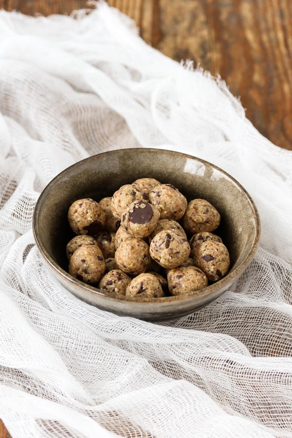 you’re just 4 ingredients and 10 minutes away from safe-to-eat cookie dough in the form of cashew cookie dough energy balls. gluten/dairy free, vegan.