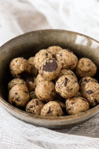 you’re just 4 ingredients and 10 minutes away from safe-to-eat cookie dough in the form of cashew cookie dough energy balls. gluten/dairy free, vegan.